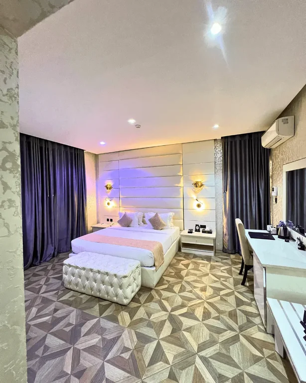 Rooms & Suites